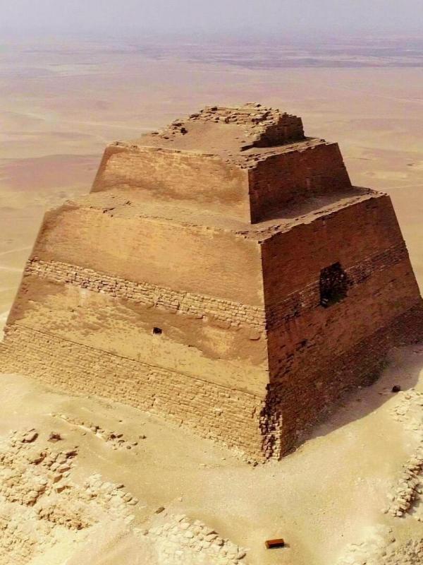 Pyramides : les mystères révélés