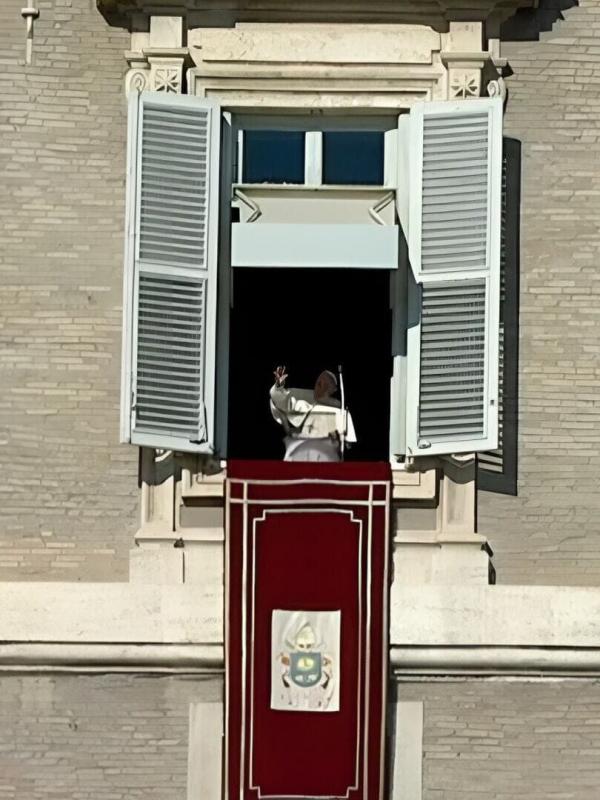 Recita Angelus da Piazza San Pietro con Papa Leone XIV