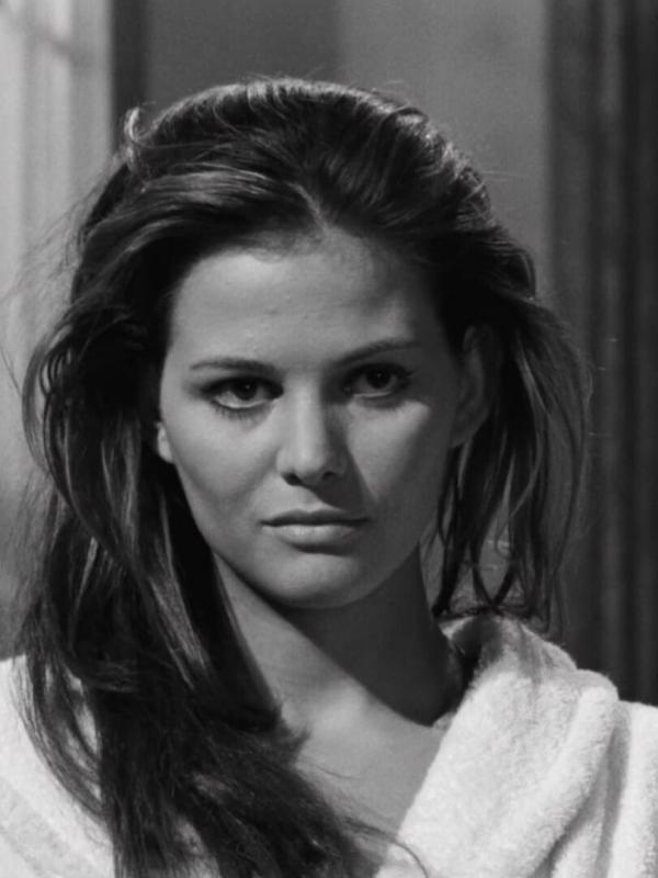 La fille à la valise