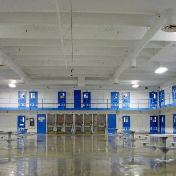 8m2 de solitude : Une prison de haute sécurité aux USA
